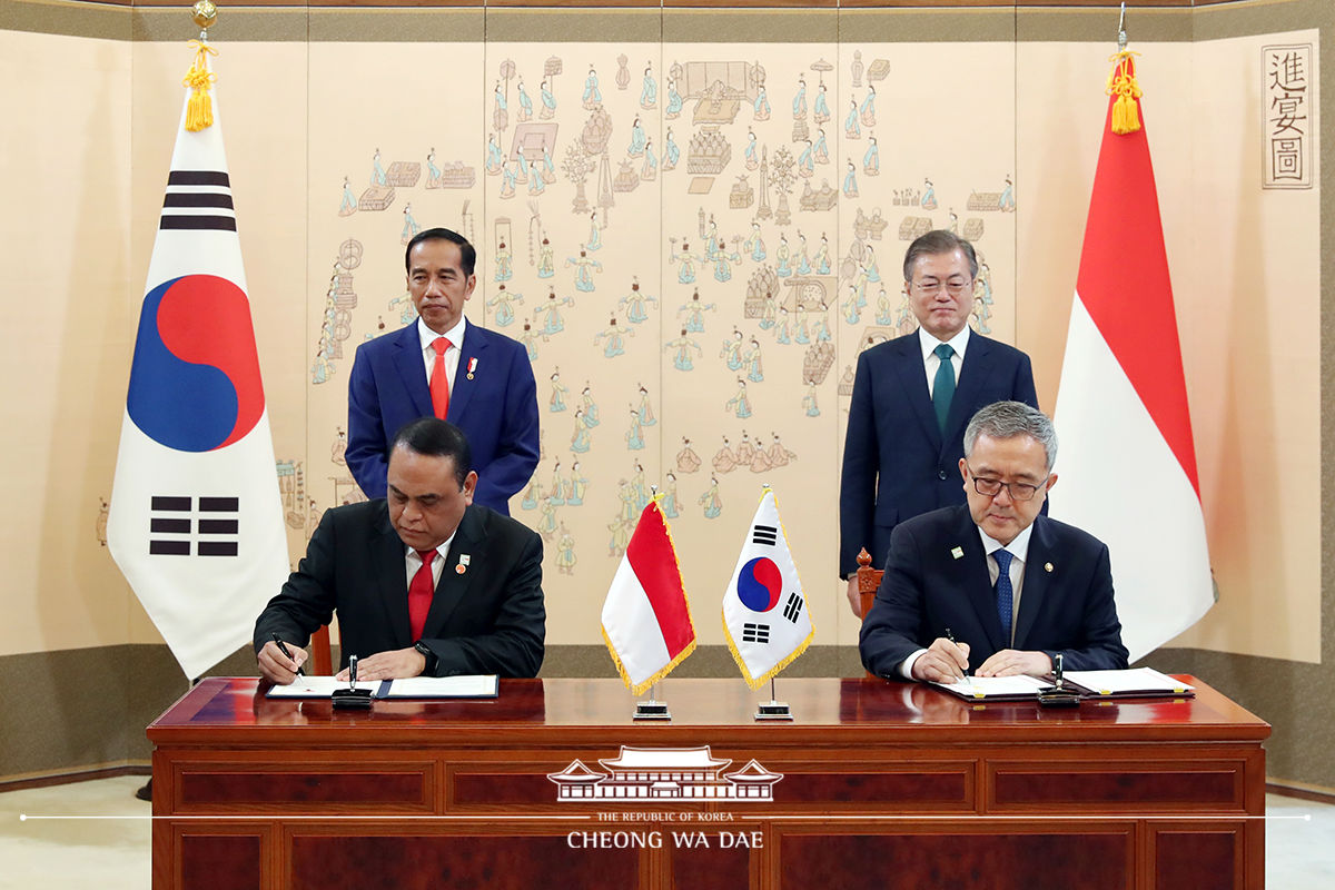 Looking on with President Joko Widodo of Indonesia at an MOUs signing ceremony 