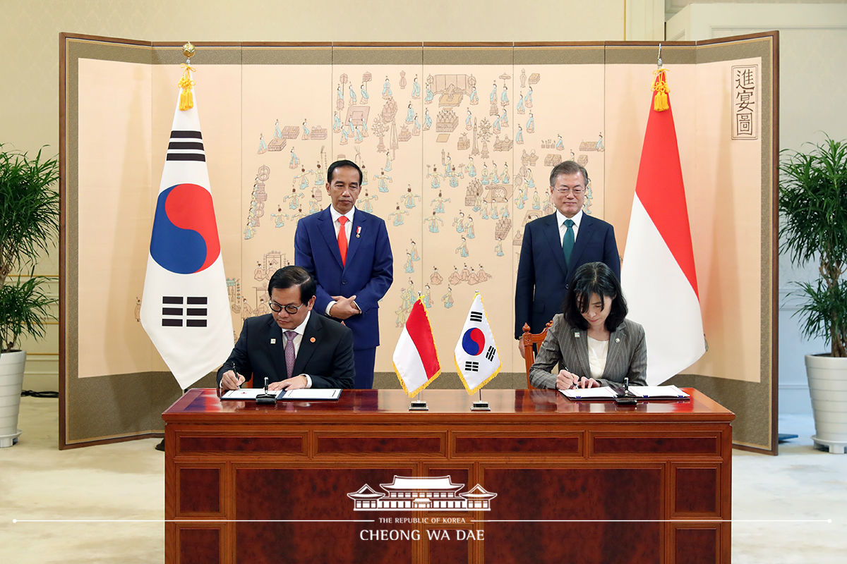 Looking on with President Joko Widodo of Indonesia at an MOUs signing ceremony 