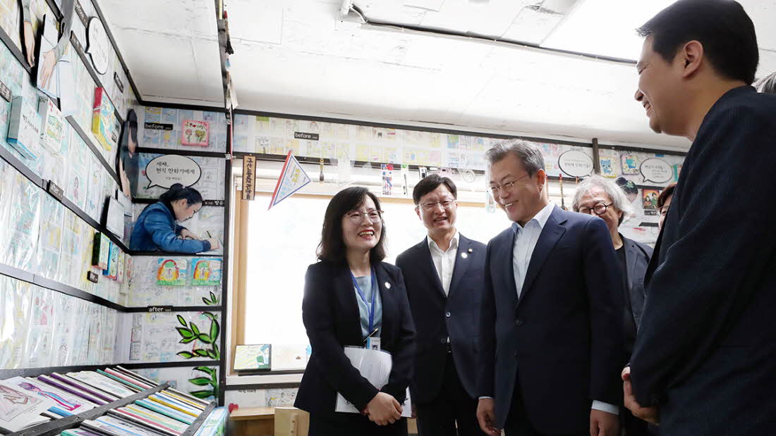 President Moon Jae-in looks around the facilities at the Gusan-dong Library Village in Seoul on Sept. 4. (Cheong Wa Dae)