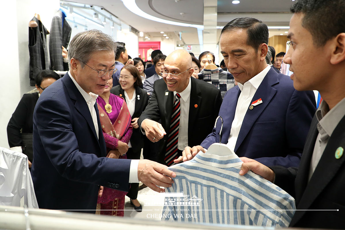 Accompanying Indonesian President Joko Widodo and First Lady Iriana Joko Widodo during their visit to the Dongdaemun shopping district 