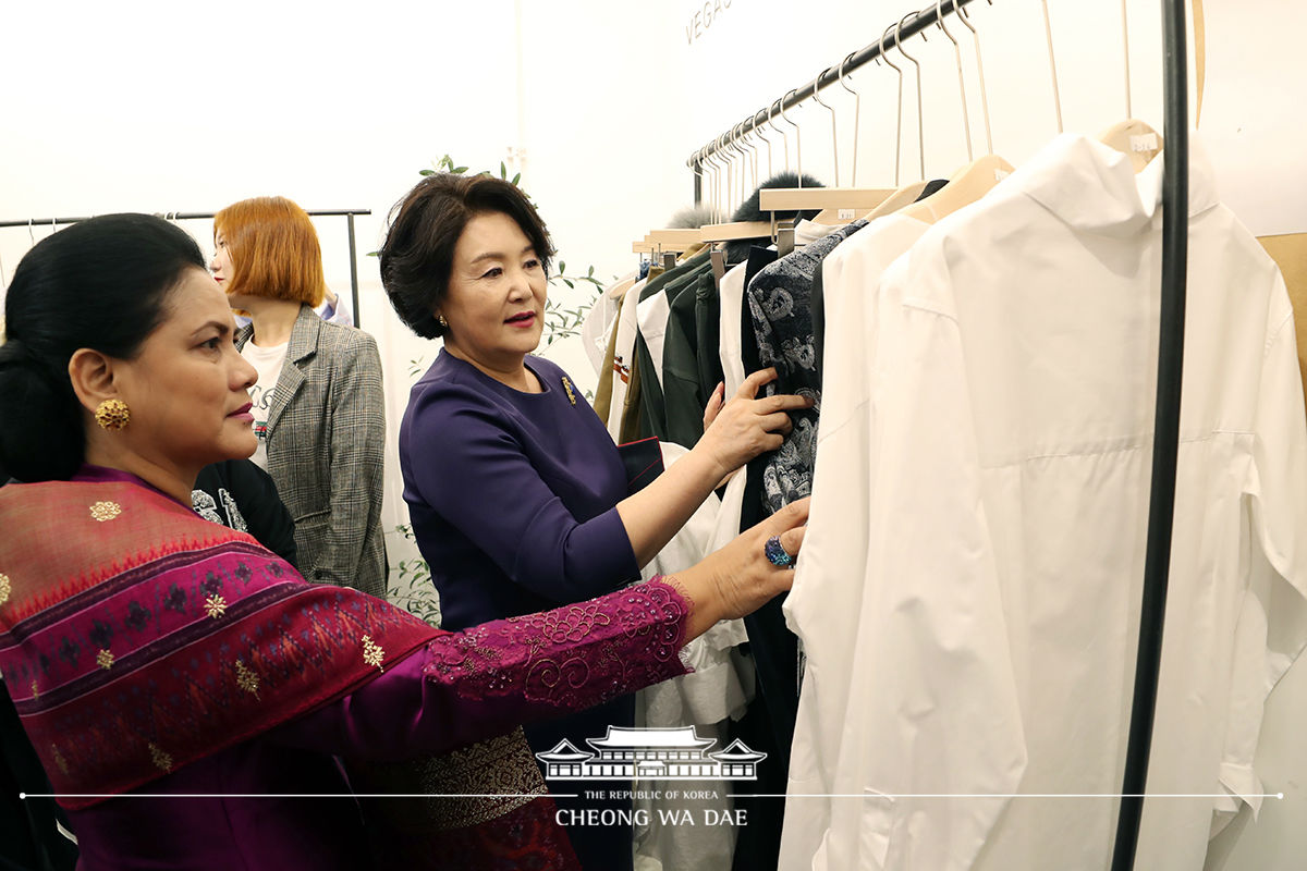 Accompanying Indonesian President Joko Widodo and First Lady Iriana Joko Widodo during their visit to the Dongdaemun shopping district 