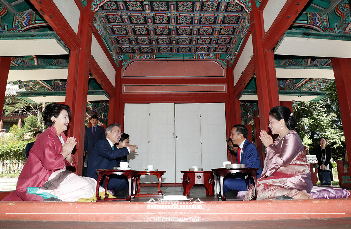 Spending time with Indonesian President Joko Widodo and his wife at Changdeokgung Palace 