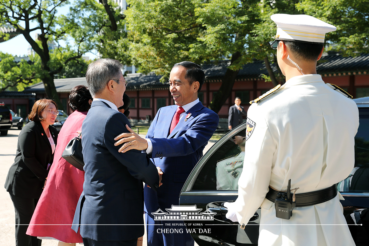 Attending the official welcoming ceremony for Indonesian President Joko Widodo who is on a state visit to Korea 