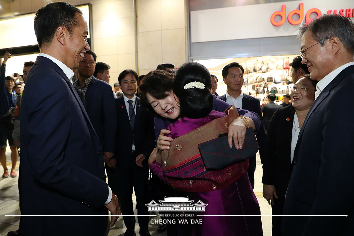 Accompanying Indonesian President Joko Widodo and First Lady Iriana Joko Widodo during their visit to the Dongdaemun shopping district 