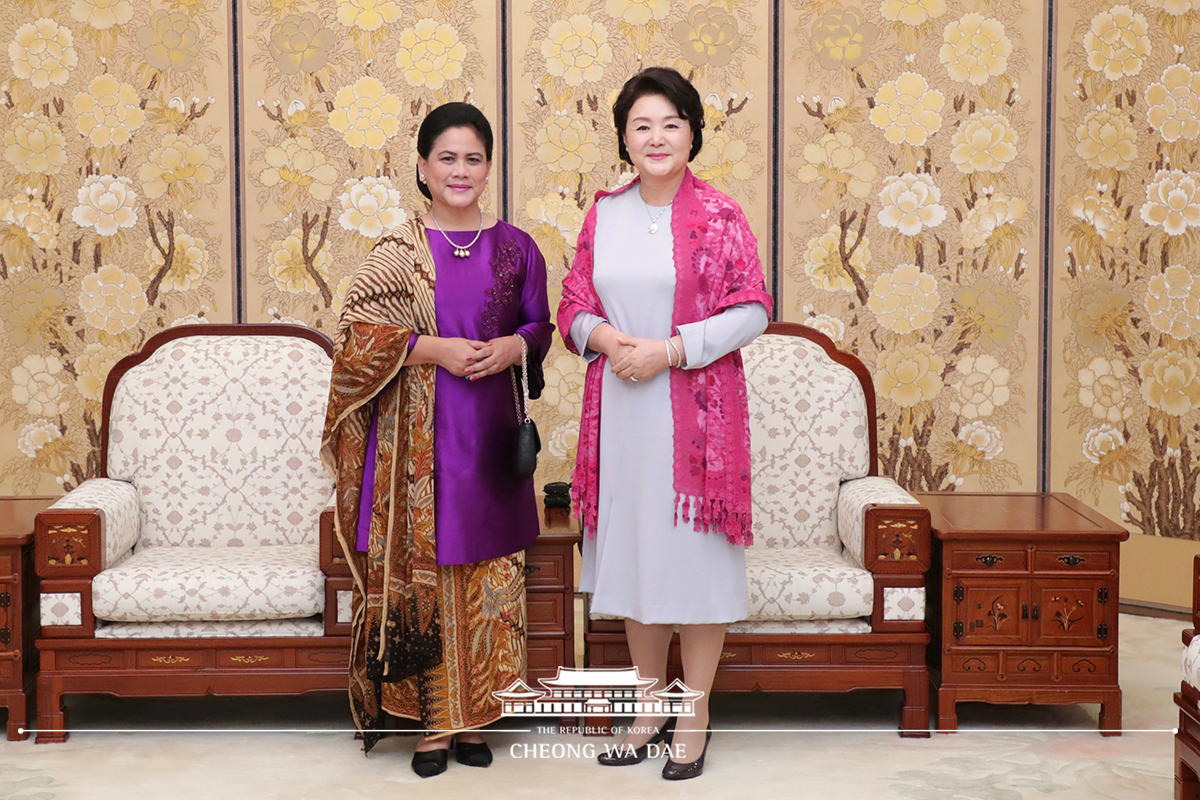 First Lady Kim Jung-sook spending time with Indonesian First Lady Iriana Joko Widodo at Cheong Wa Dae