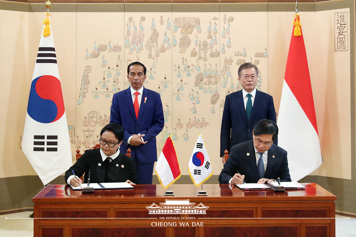 Looking on with President Joko Widodo of Indonesia at an MOUs signing ceremony 