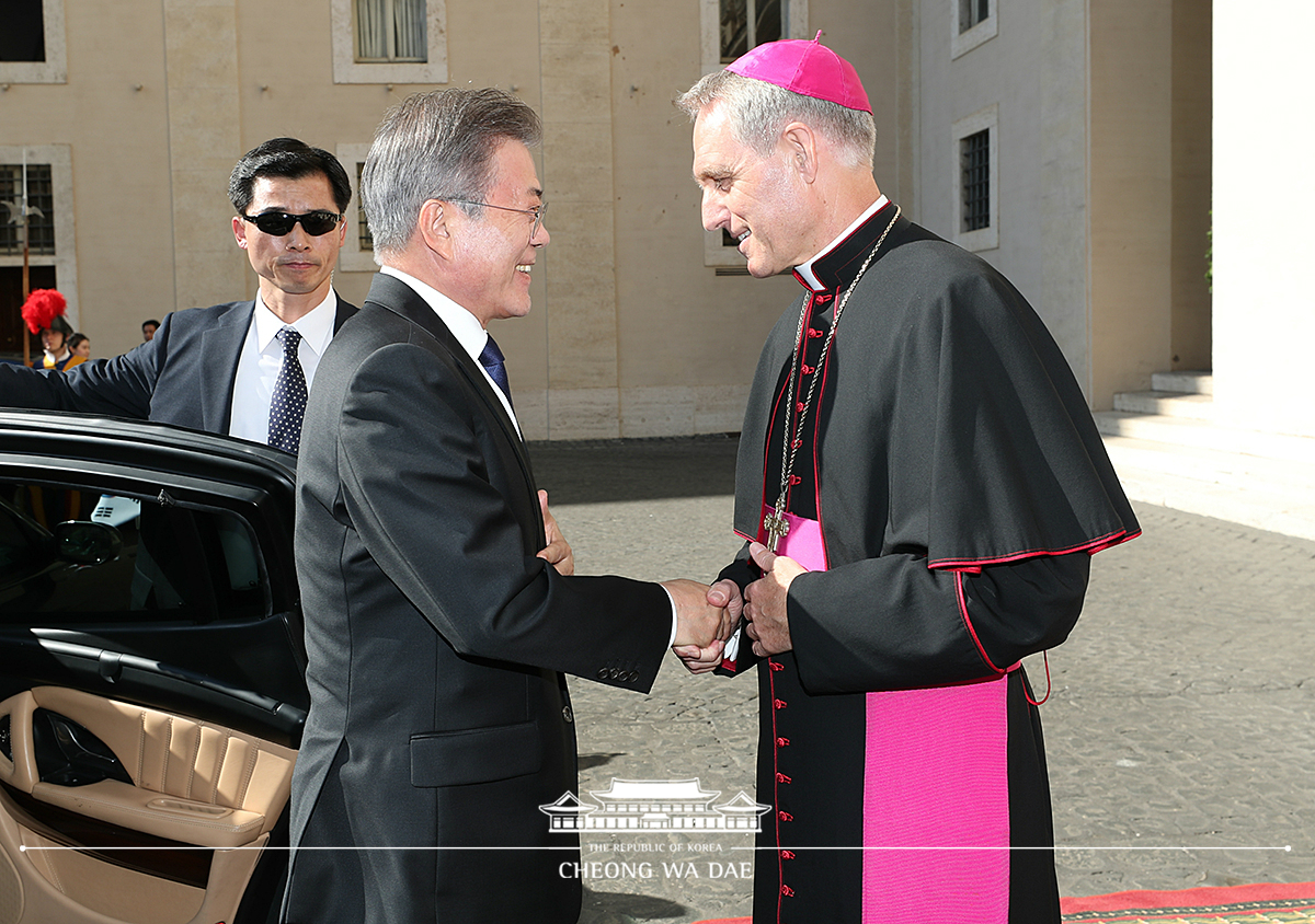 Attending a welcoming ceremony at the Apostolic Palace of the Vatican 