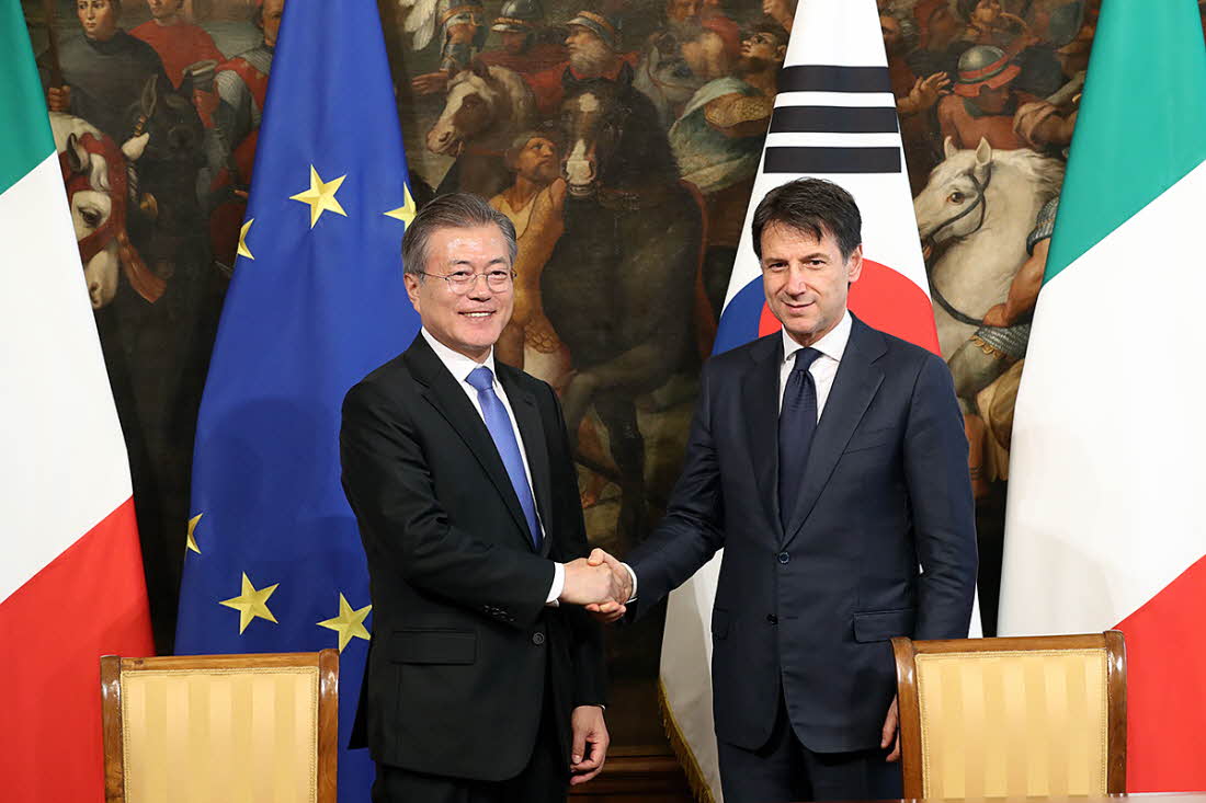 President Moon Jae-in (left) and Italian Prime Minister Giuseppe Conte shake hands after holding a summit in Rome on Oct. 17.