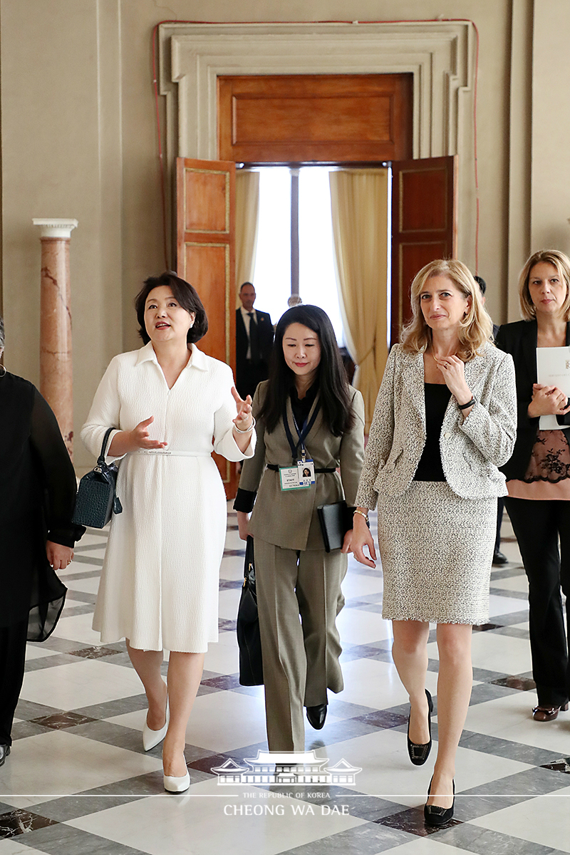 First Lady Kim Jung-sook meeting with Laura Mattarella, the daughter of Italian President Sergio Mattarella 