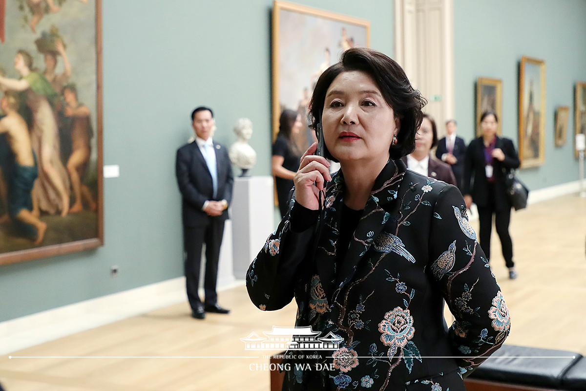 First Lady Kim Jung-sook attending a ceremony to launch a Korean-language audio guide service at the Royal Museums of Fine Arts of Belgium 