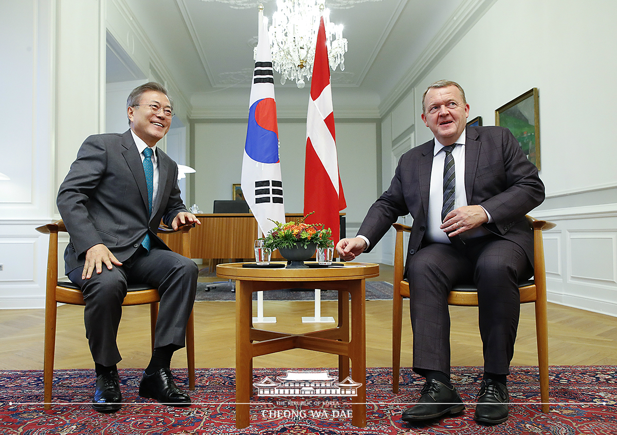 Holding a summit with Danish Prime Minister Lars Løkke Rasmussen 