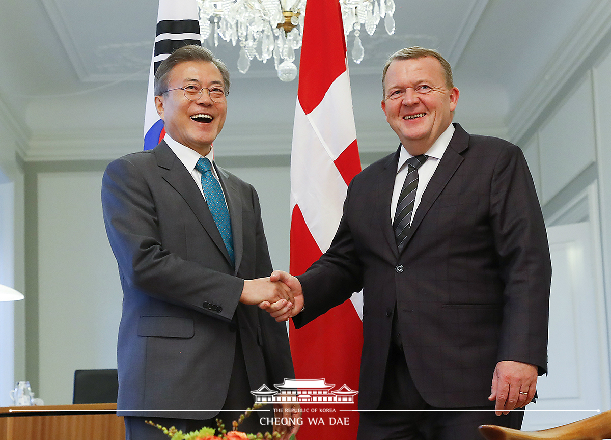 Holding a summit with Danish Prime Minister Lars Løkke Rasmussen 