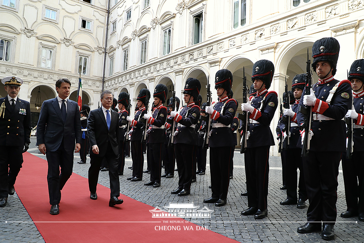 Attending the official welcoming ceremony with Italian Prime Minister Giuseppe Conte 