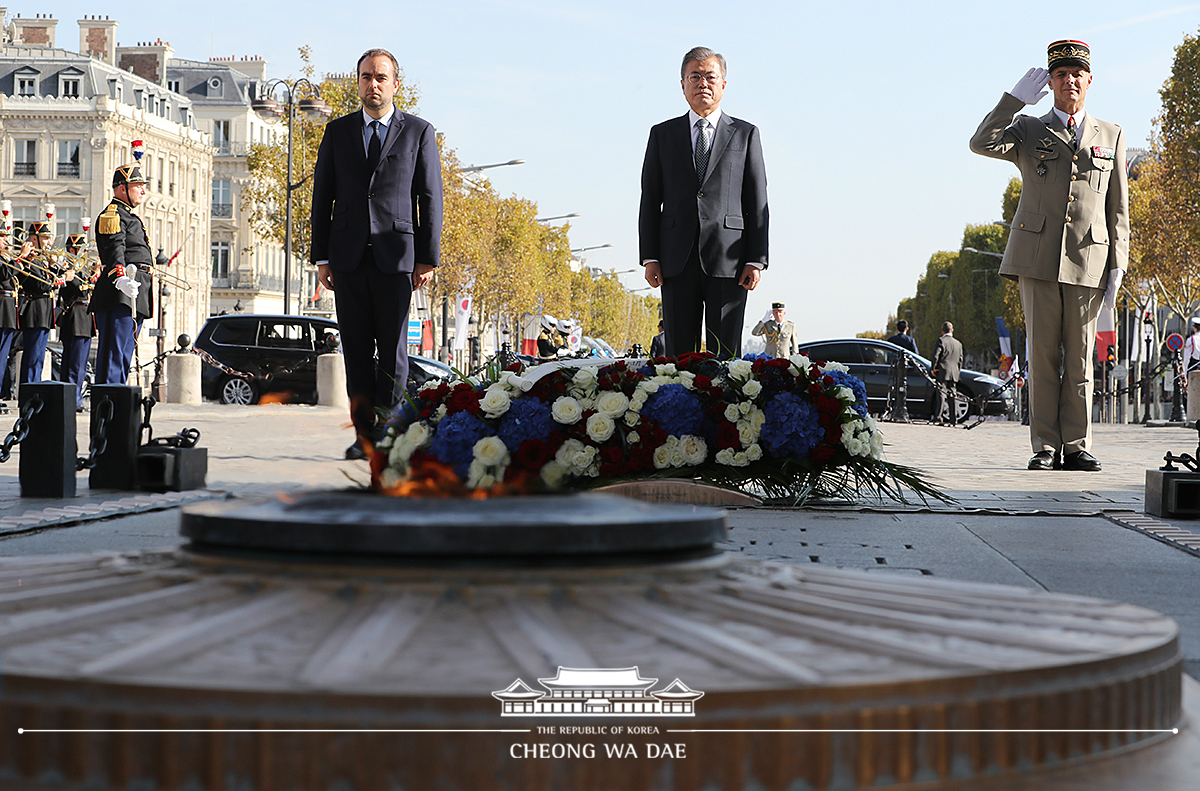 Attending the official welcoming ceremony at the Arc de Triomphe and laying a wreath at the Tomb of the Unknown Soldier 