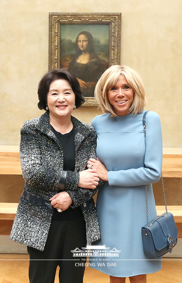 First Lady Kim Jung-sook and French First Lady Brigitte Macron taking a tour of the Louvre in Paris 