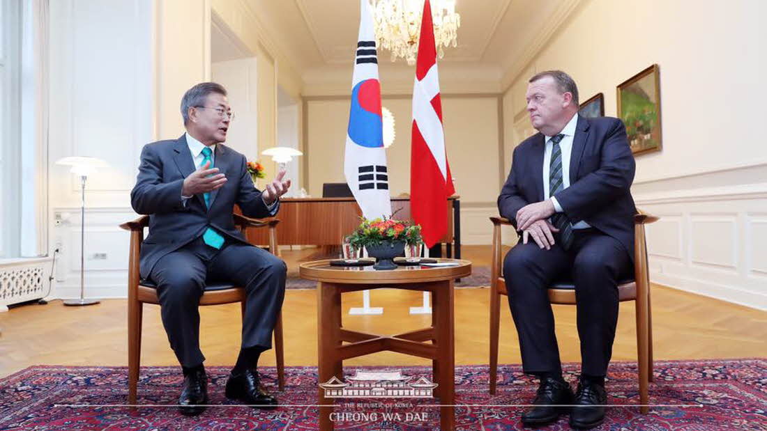 President Moon Jae-in holds a summit with Danish Prime Minister Lars Løkke Rasmussen at the Christiansborg Palace in Copenhagen, Denmark, on Oct. 20.