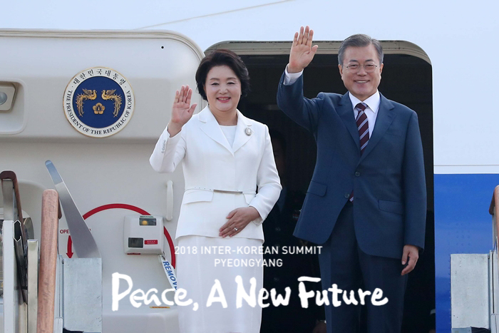 President Moon Jae-in and First Lady Kim Jung-sook wave to the delegation seeing them off at Seoul Air Base in Seongnam before their departure for Pyeongyang.