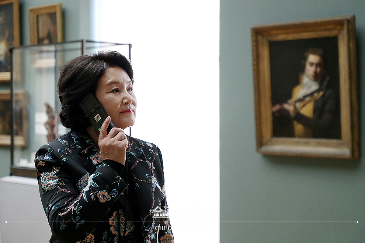 First Lady Kim Jung-sook attending a ceremony to launch a Korean-language audio guide service at the Royal Museums of Fine Arts of Belgium 