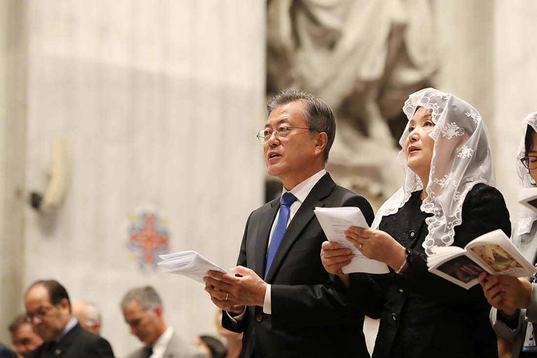 President Moon Jae-in (left) and first lady Kim Jung-sook, on an official visit to the Vatican, attend the Special Mass for Peace on the Korean Peninsula held at St. Peter’s Basilica on Oct. 17.