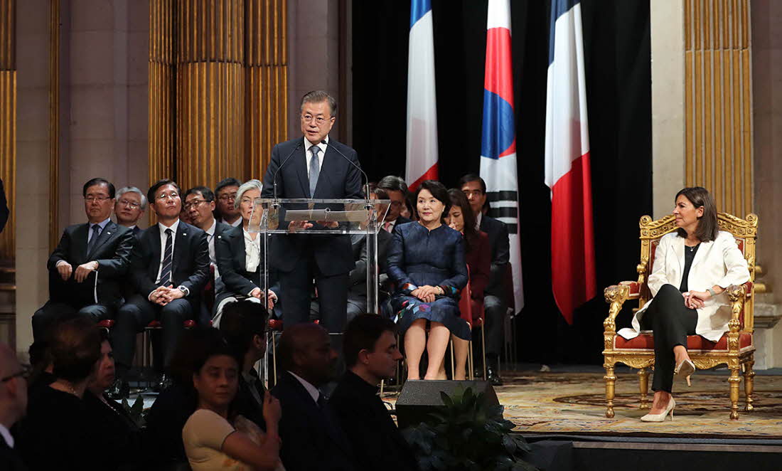 President Moon Jae-in delivers an address at a welcoming ceremony held in the Salle des Fetes, at the Hotel de Ville in Paris on Oct. 16.