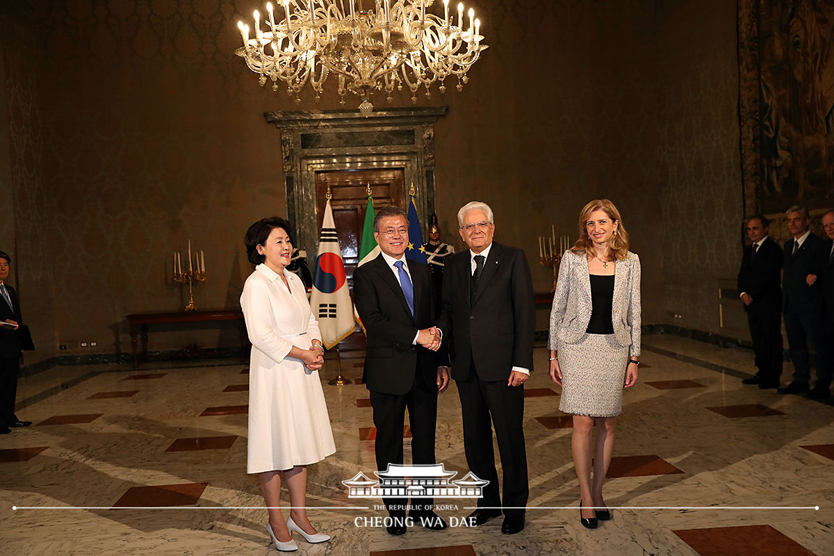 Attending a welcoming ceremony at Italy’s presidential palace in Rome and posing for a commemorative photo 