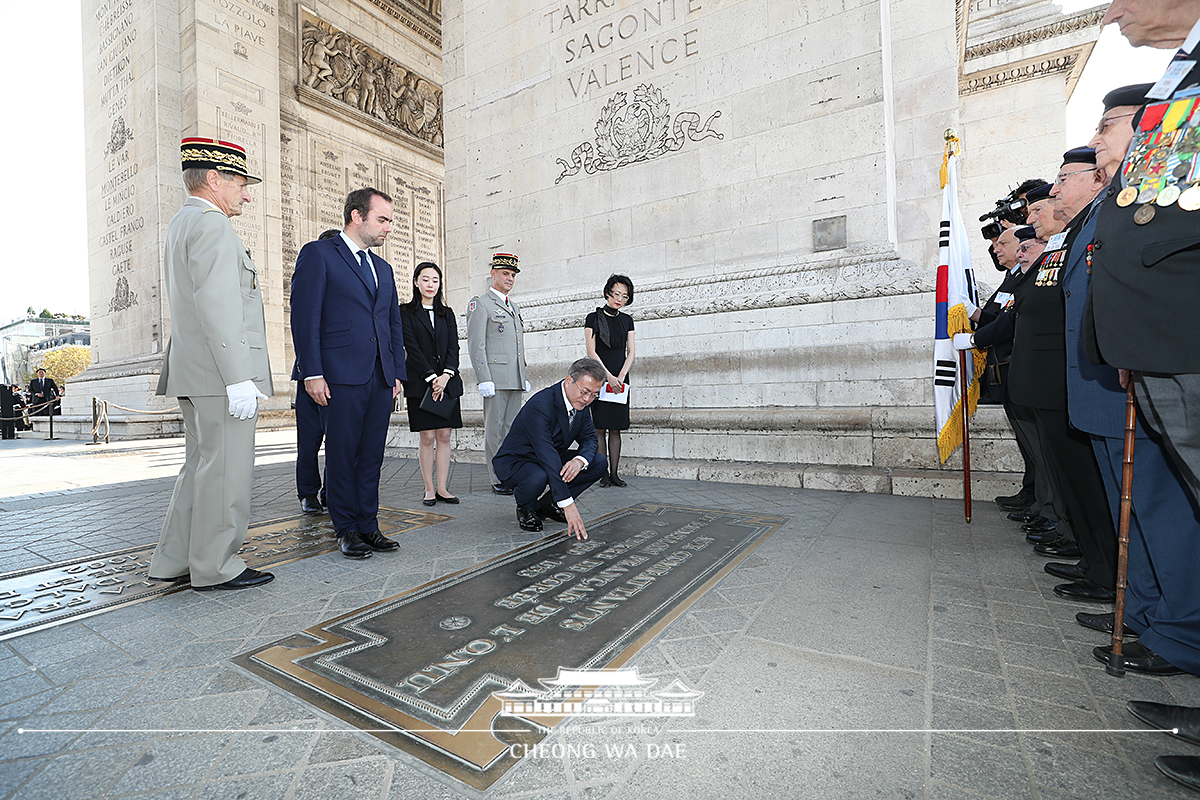 Attending the official welcoming ceremony at the Arc de Triomphe and laying a wreath at the Tomb of the Unknown Soldier 