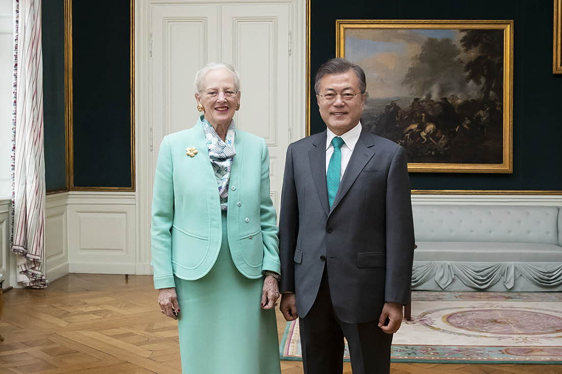 President Moon Jae-in and Danish Queen Margrethe Alexandrine Porhildur Ingrid II take a commemorative photograph at the Amalienborg Palace in Copenhagen, Denmark, on Oct. 20.