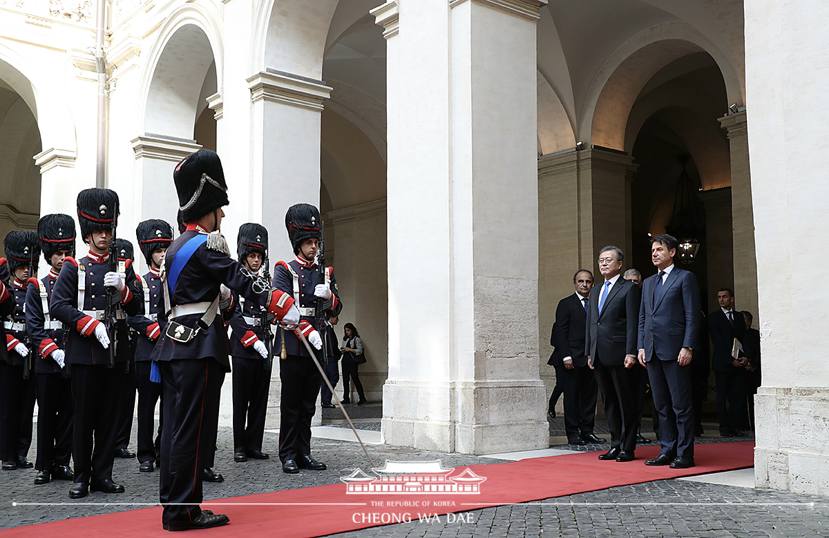 Attending the official welcoming ceremony with Italian Prime Minister Giuseppe Conte 