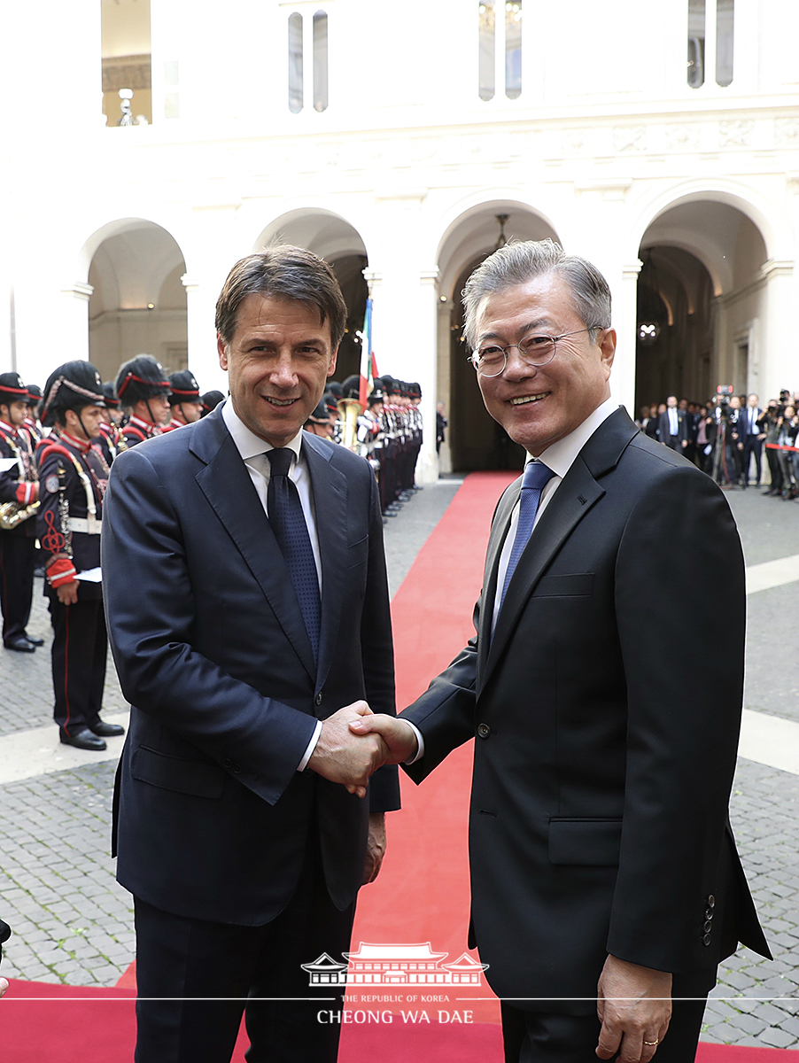 Attending the official welcoming ceremony with Italian Prime Minister Giuseppe Conte 