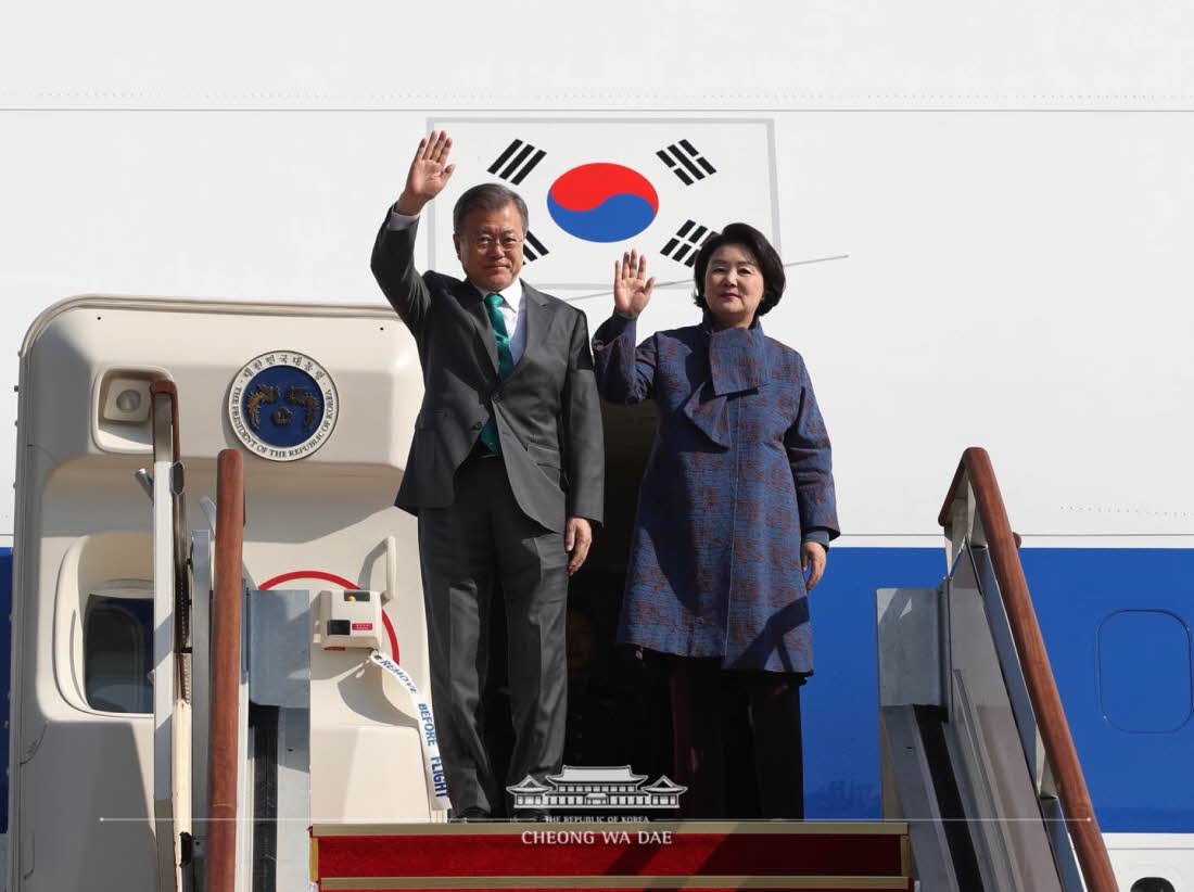 President Moon Jae-in and first lady Kim Jung-sook arrive at Seoul Airbase on Oct. 21 after finishing their nine-day European trip. (Cheong Wa Dae Facebook)