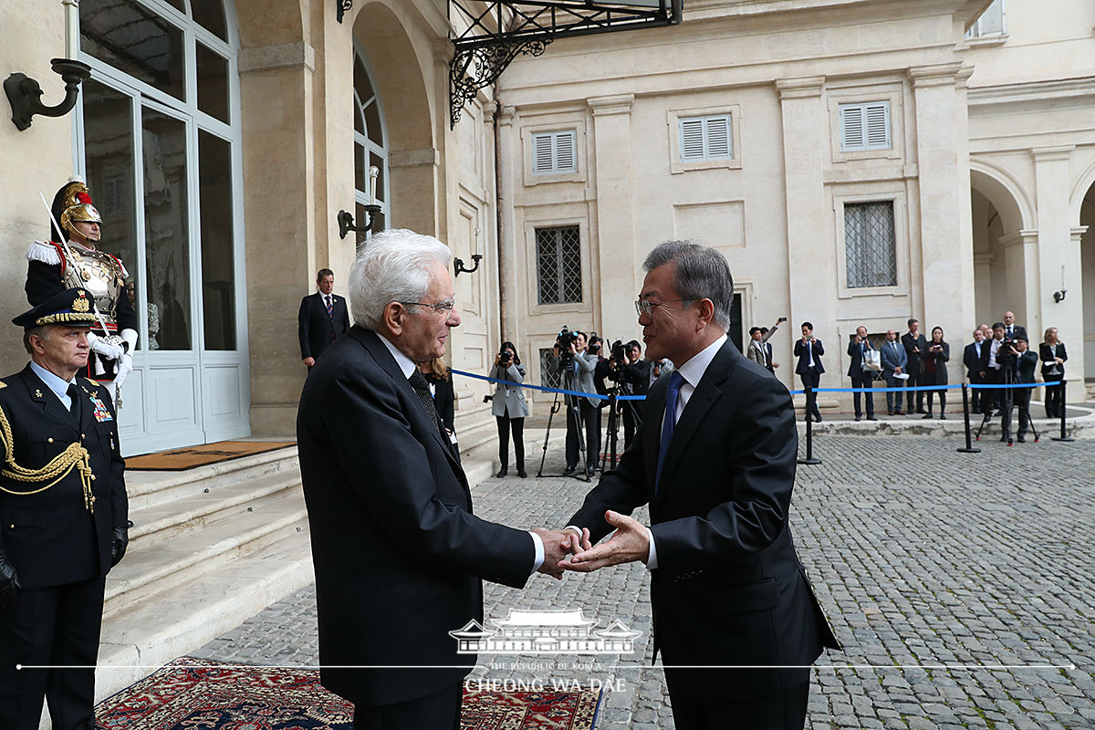 Attending a welcoming ceremony at Italy’s presidential palace in Rome and posing for a commemorative photo 