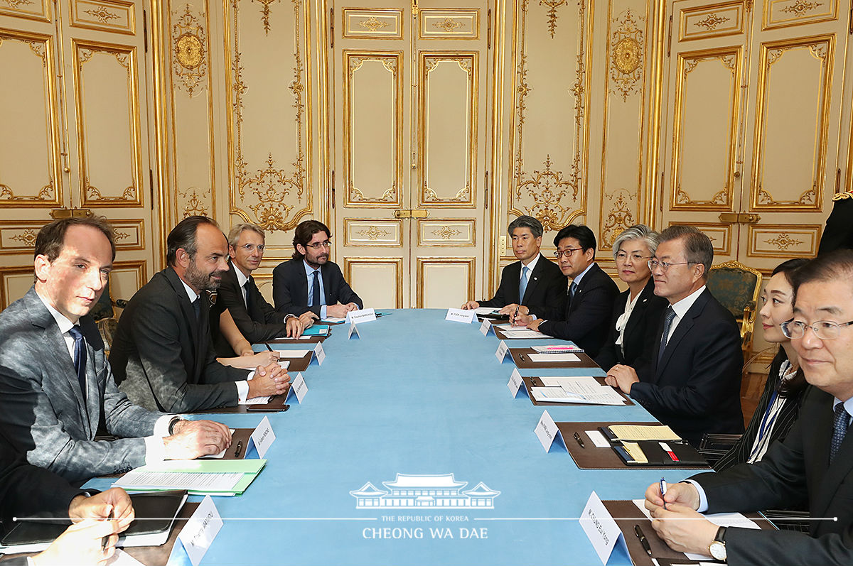 Holding a luncheon meeting with French Prime Minister Édouard Philippe 