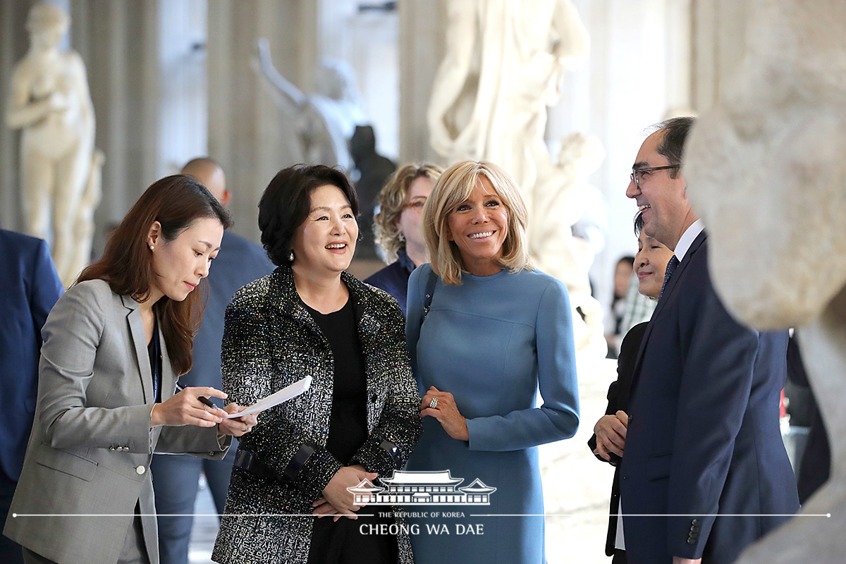 First Lady Kim Jung-sook and French First Lady Brigitte Macron taking a tour of the Louvre in Paris 