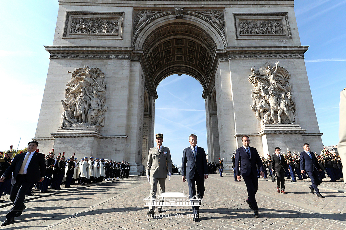 Attending the official welcoming ceremony at the Arc de Triomphe and laying a wreath at the Tomb of the Unknown Soldier 