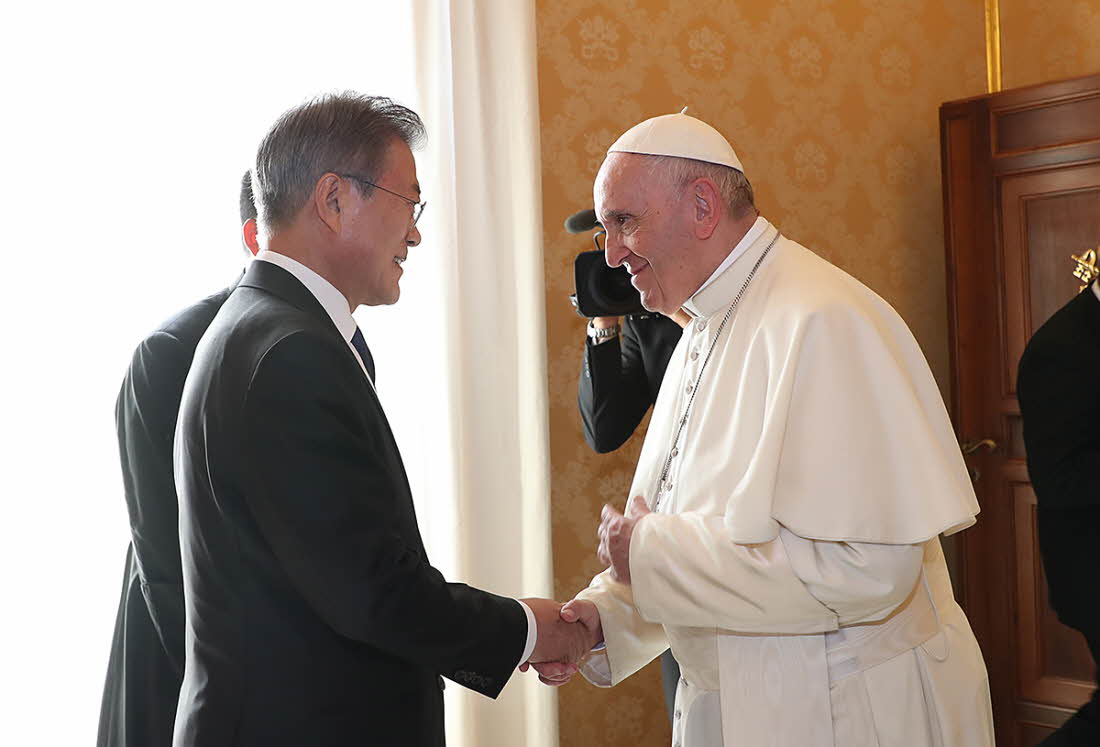 President Moon Jae-in (left) shakes hands with Pope Francis, during his official visit to the Vatican on Oct. 18.