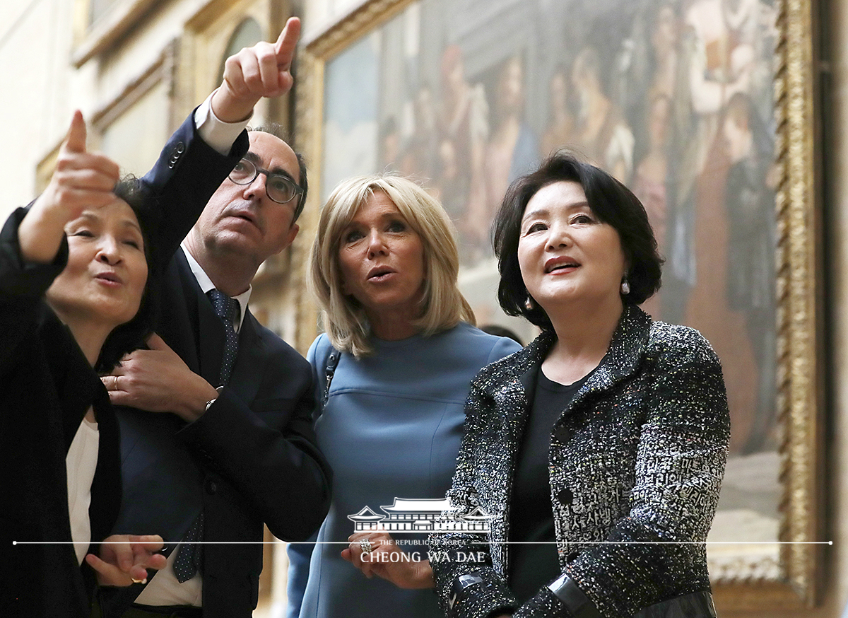 First Lady Kim Jung-sook and French First Lady Brigitte Macron taking a tour of the Louvre in Paris 