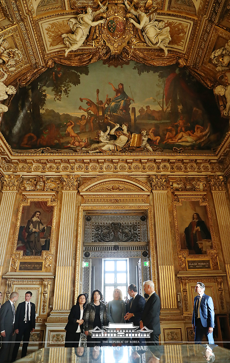 First Lady Kim Jung-sook and French First Lady Brigitte Macron taking a tour of the Louvre in Paris 