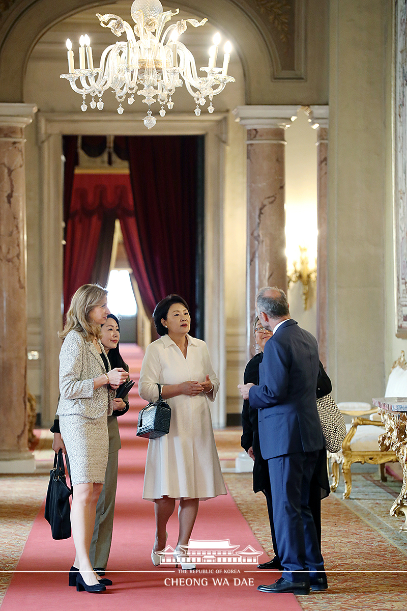 First Lady Kim Jung-sook meeting with Laura Mattarella, the daughter of Italian President Sergio Mattarella 