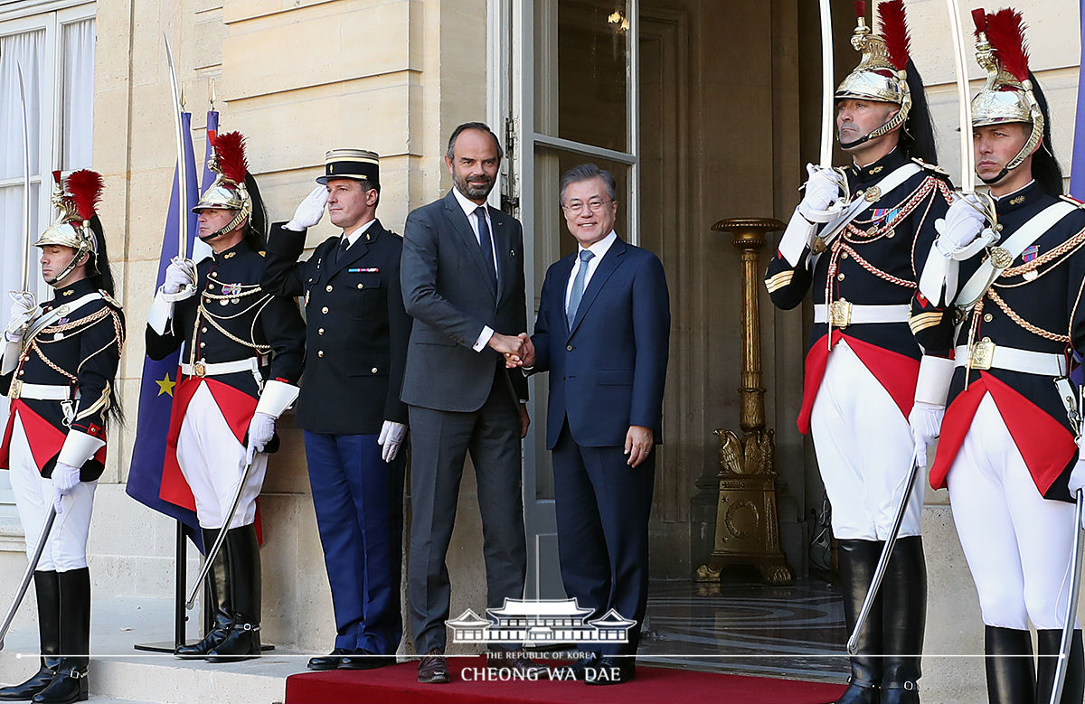 Holding a luncheon meeting with French Prime Minister Édouard Philippe 