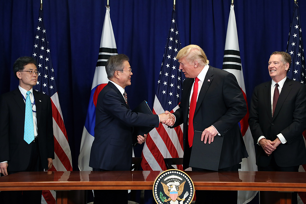 Signing an amendment to the Korea-U.S. Free Trade Agreement