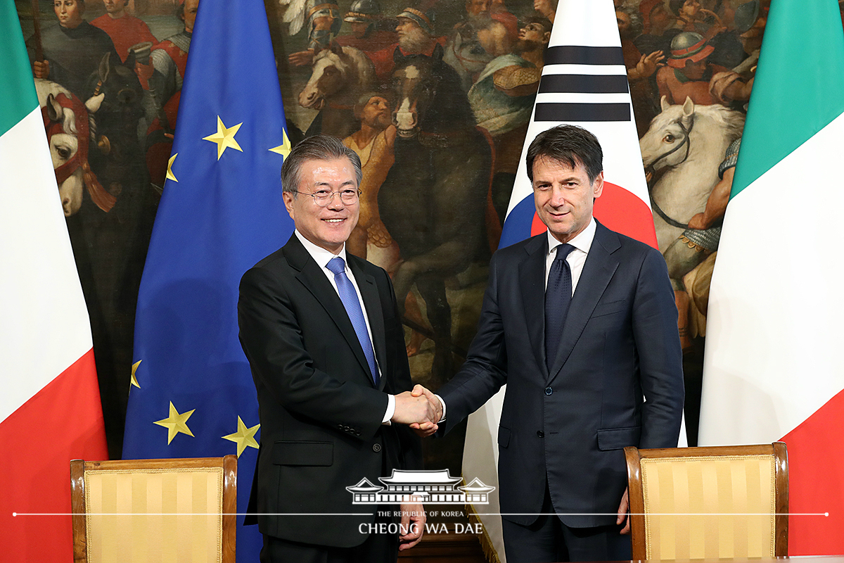 Attending an MOU signing ceremony between Korea and Italy 