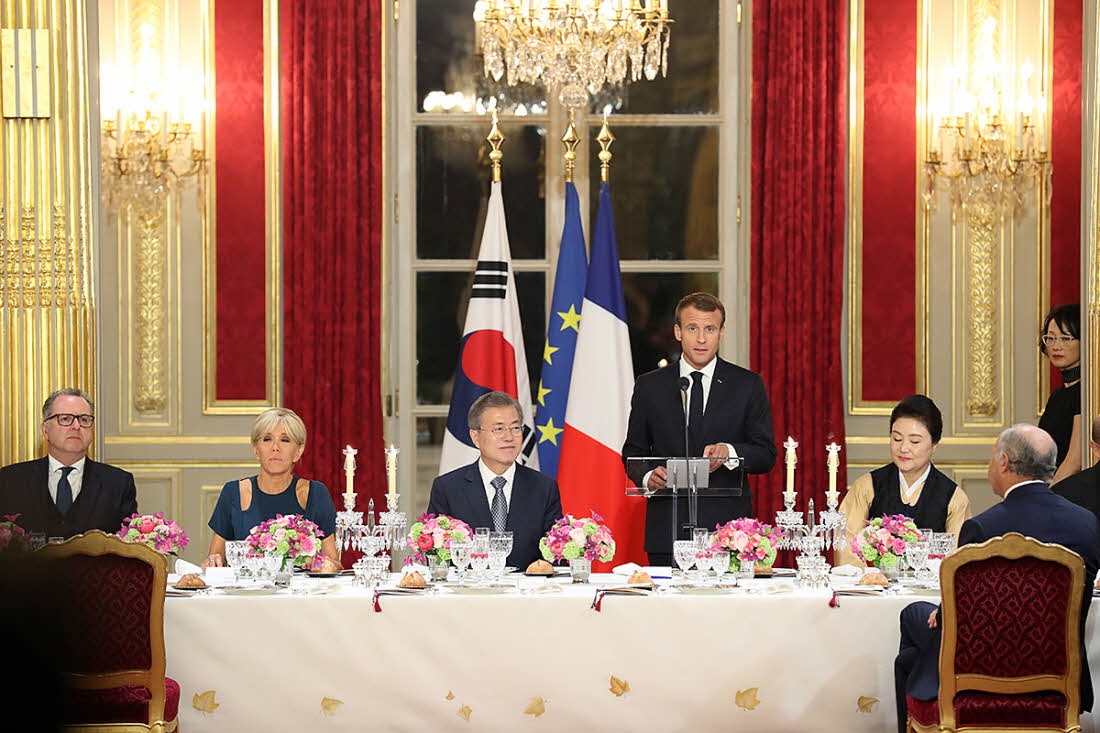 President Moon Jae-in (third from left) listens to a speech by French President Emmanuel Macron at the state dinner held at Élysée Palace in Paris on Oct. 15.