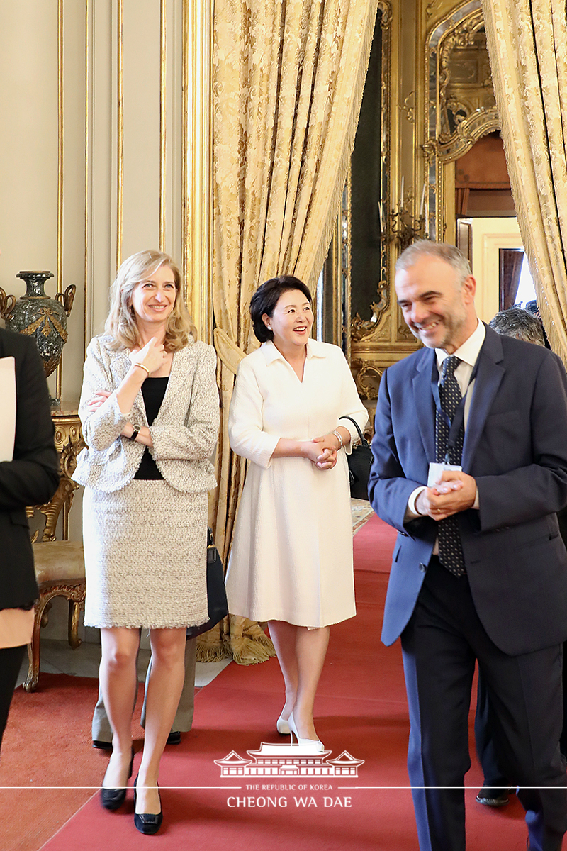 First Lady Kim Jung-sook meeting with Laura Mattarella, the daughter of Italian President Sergio Mattarella 