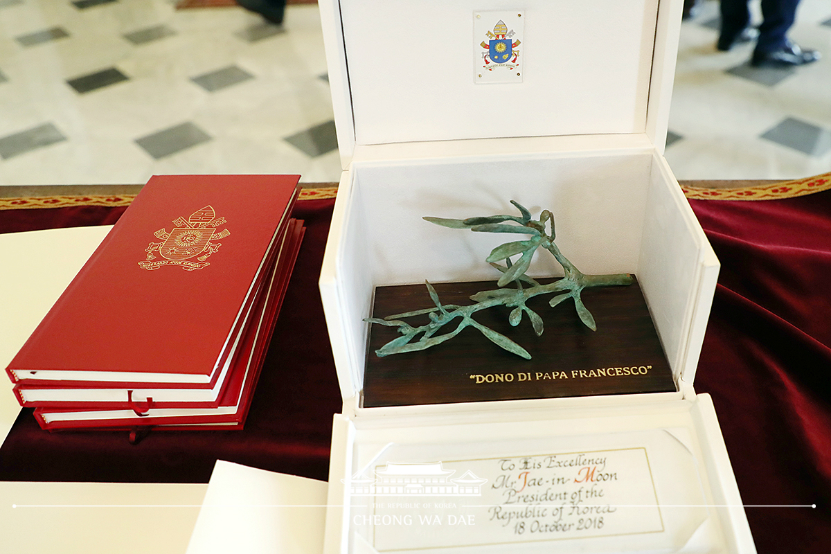 Gifts exchanged during the meeting with Pope Francis 