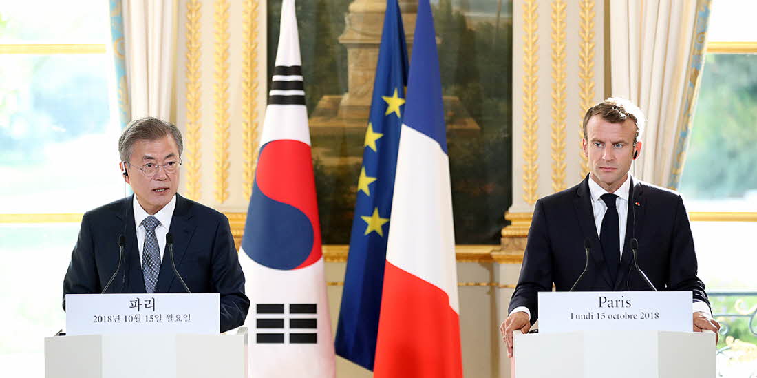 President Moon Jae-in (left) and French President Emmanuel Macron hold a joint press conference after the summit meeting at the Élysée Palace in Paris on Oct. 15.