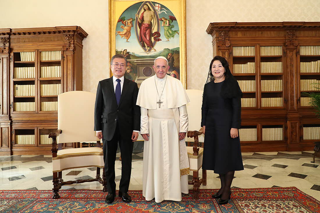 President Moon Jae-in (left) and first lady Kim Jung-sook take a commemorative photograph with Pope Francis at the Apostolic Palace on Oct. 18.