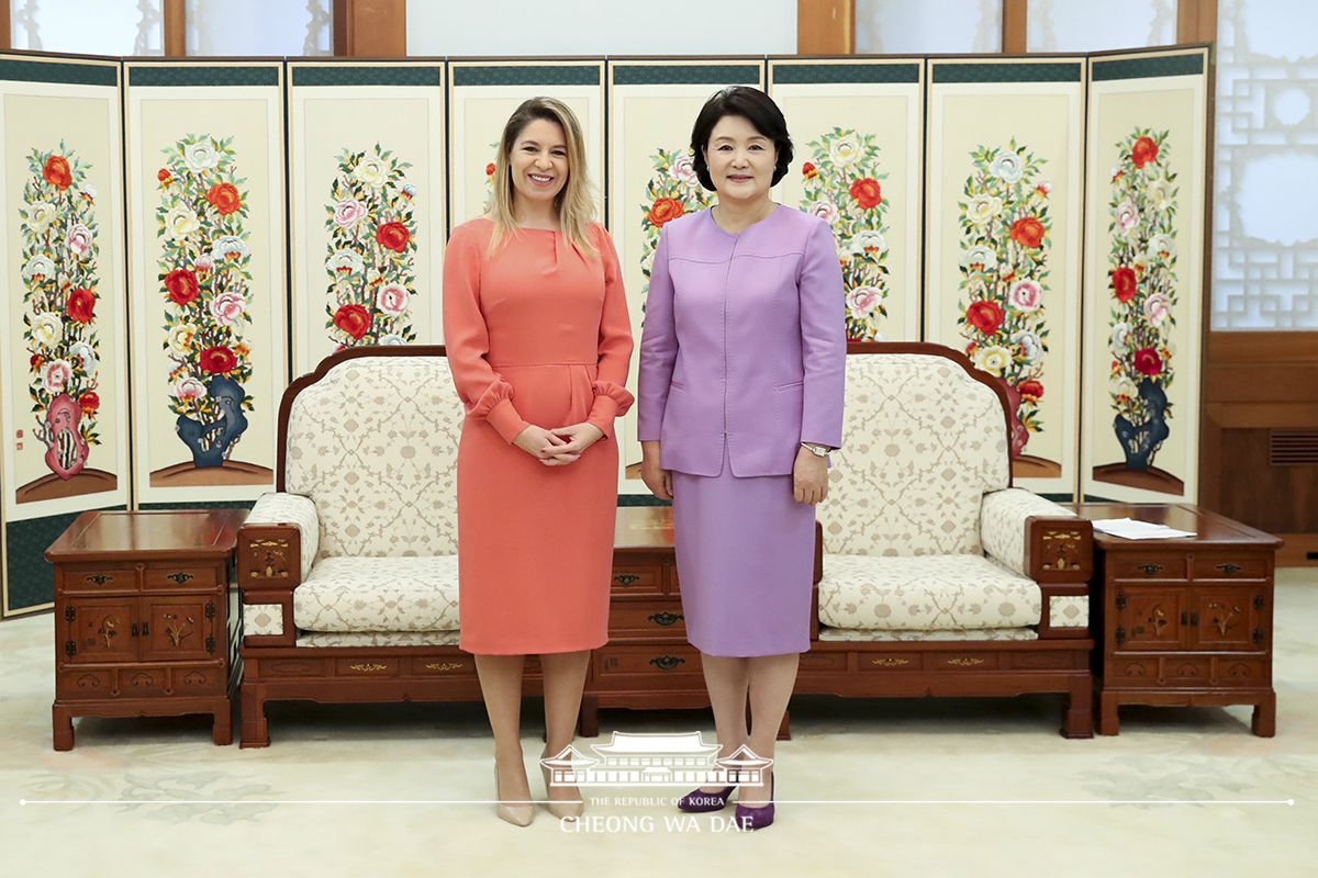 First Lady Kim Jung-sook meeting with First Lady of Costa Rica Claudia Dobles at Cheong Wa Dae 