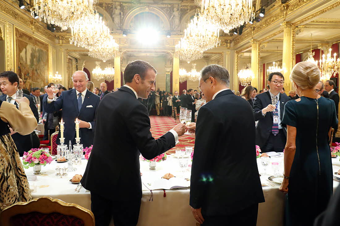 President Moon Jae-in (second from right) and French President Emmanuel Macron make a toast during the state dinner held at Élysée Palace in Paris on Oct. 15.