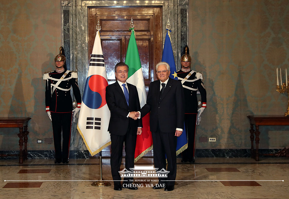 Attending a welcoming ceremony at Italy’s presidential palace in Rome and posing for a commemorative photo 