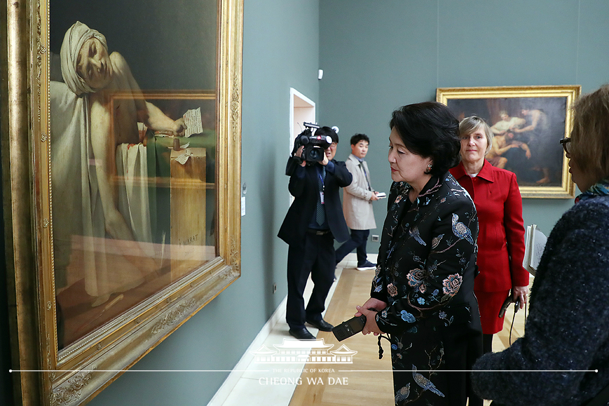 First Lady Kim Jung-sook attending a ceremony to launch a Korean-language audio guide service at the Royal Museums of Fine Arts of Belgium 